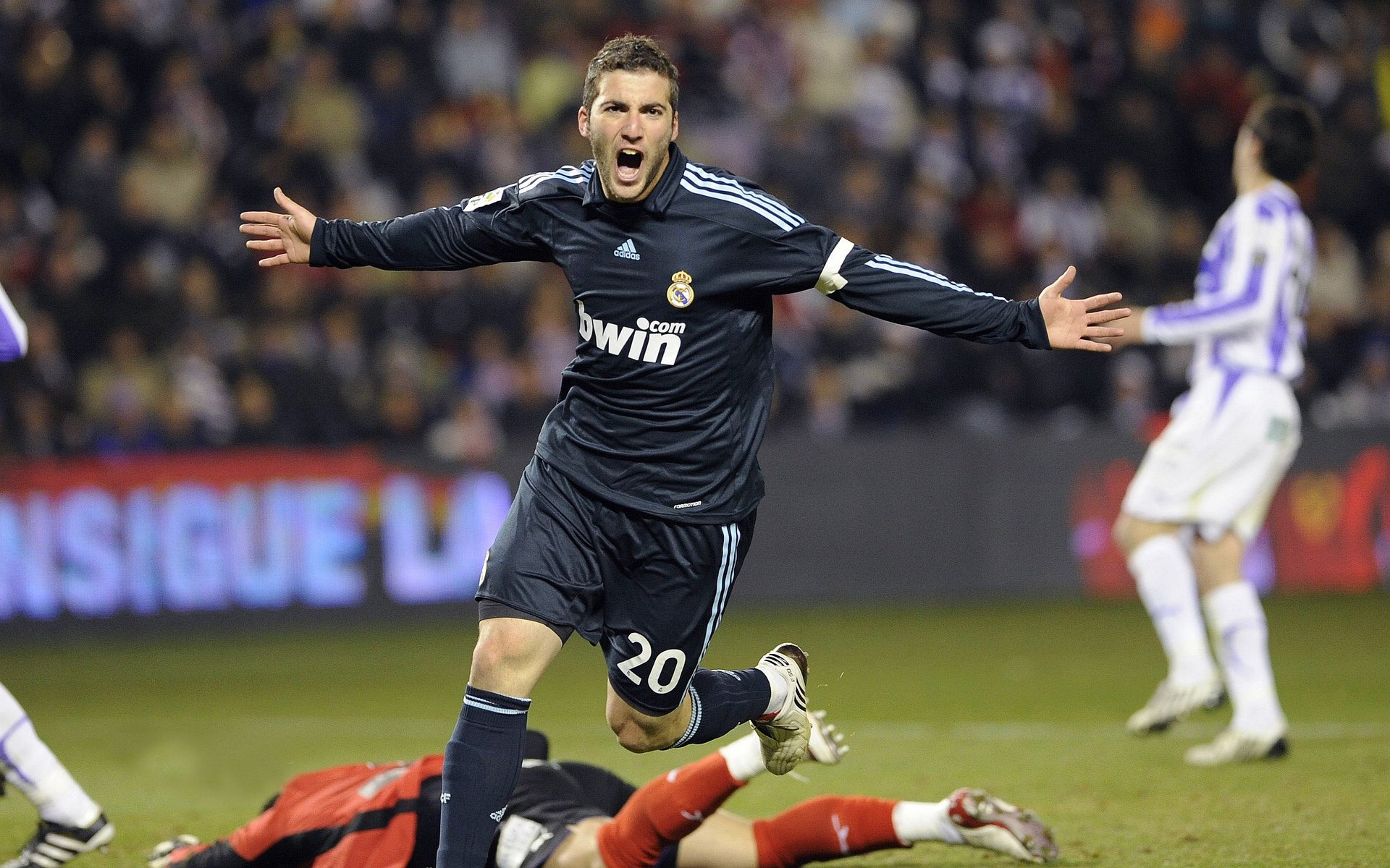 世界杯决赛：门将马丁内斯又上演扑点好戏 心理战术却继续引发礼仪争议